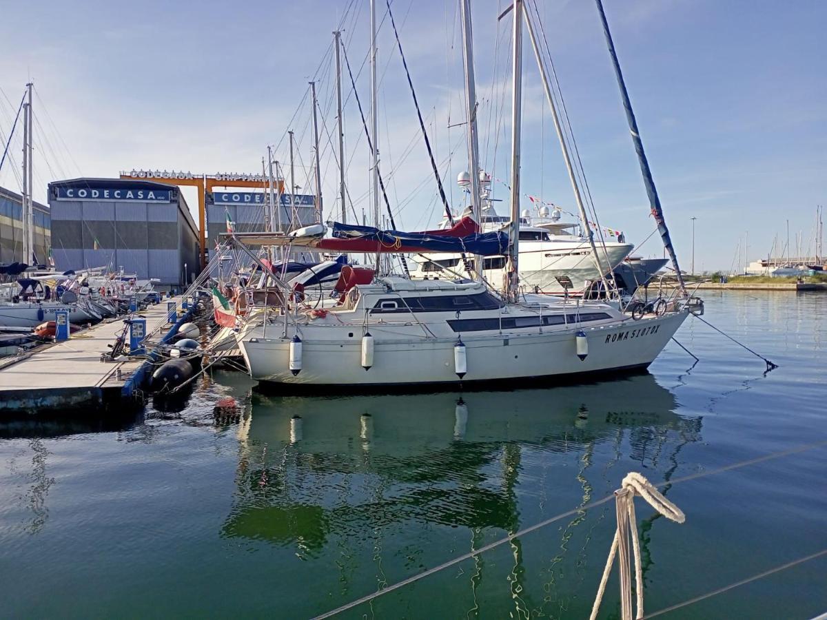 Bed & Boat Brezza Del Mare Hotel เวียเรจโจ ภายนอก รูปภาพ